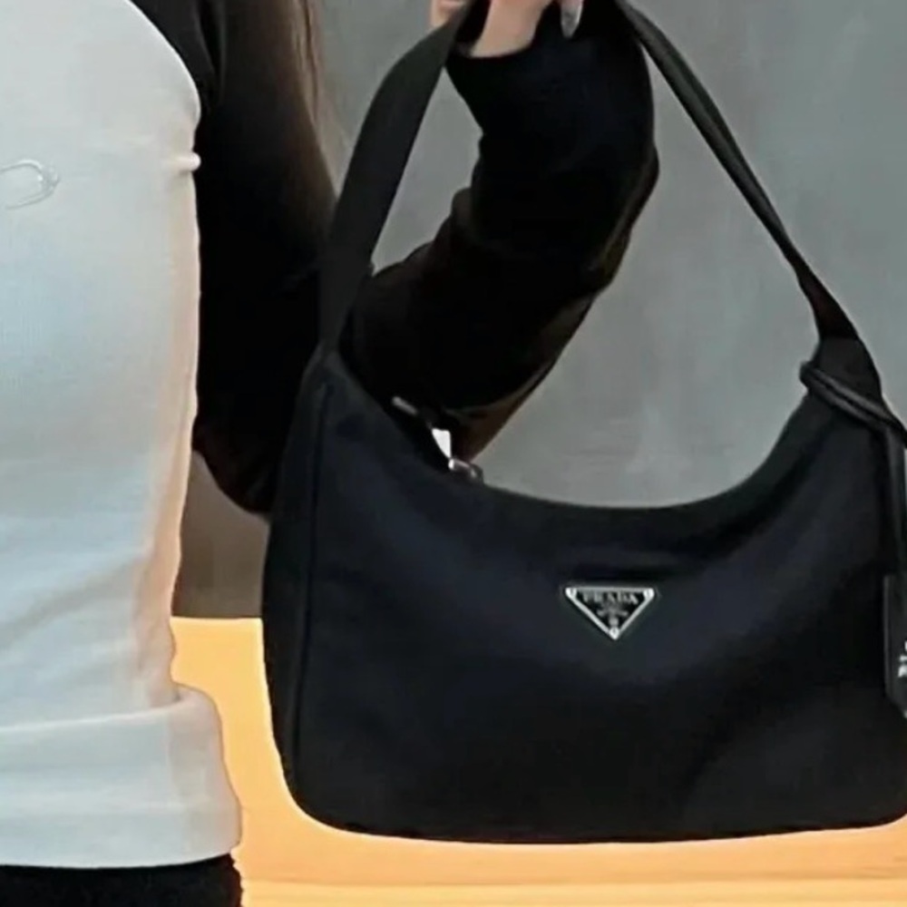 NEW Prada logo re-edition 2000 handbag & keychain! - Picture 7 of 15